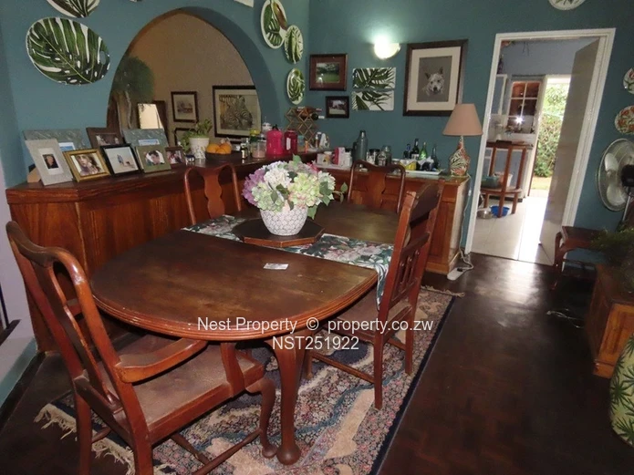 Charming Home + 2 Bed Cottage in Glen Lorne!