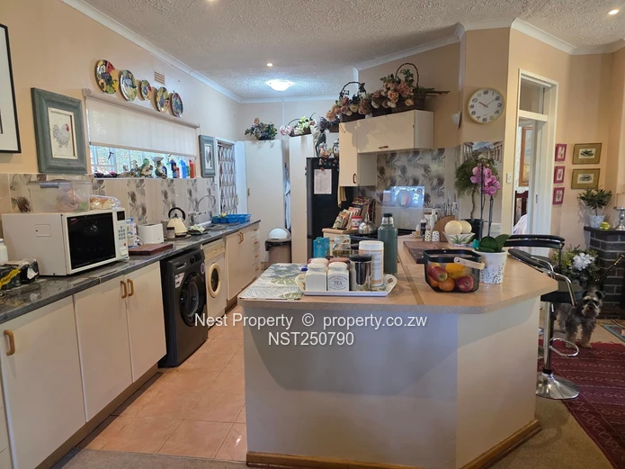 Character family Home in Glen Lorne!