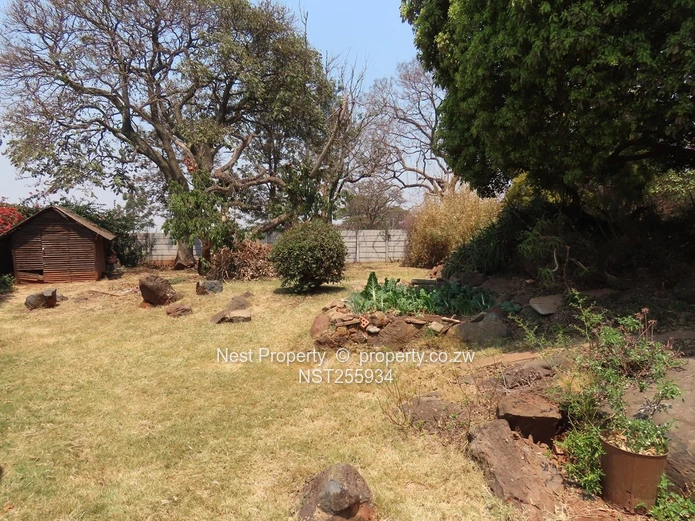 Neat Corner Garden Flat in Greendale North!
