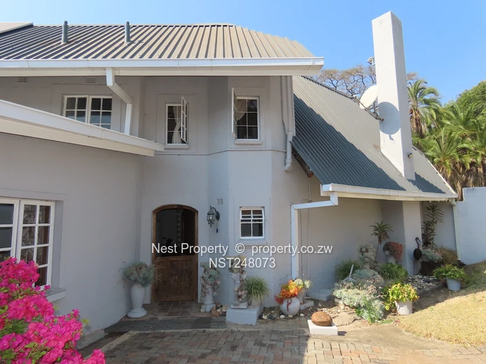 Warm Family Home with Excellent Water in Rolf Valley