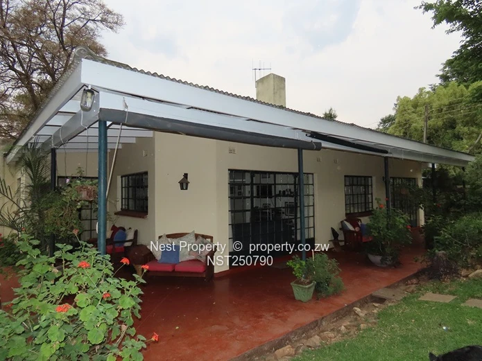 Character family Home in Glen Lorne!