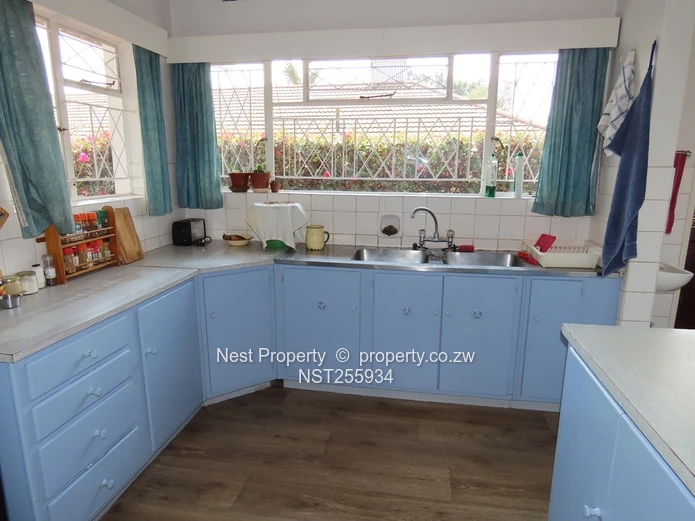 Neat Corner Garden Flat in Greendale North!