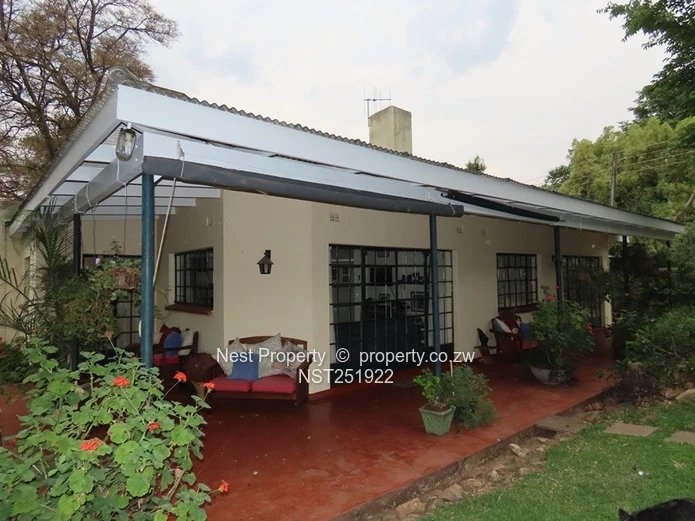 Charming Home + 2 Bed Cottage in Glen Lorne!