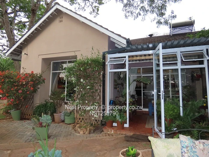Character family Home in Glen Lorne!