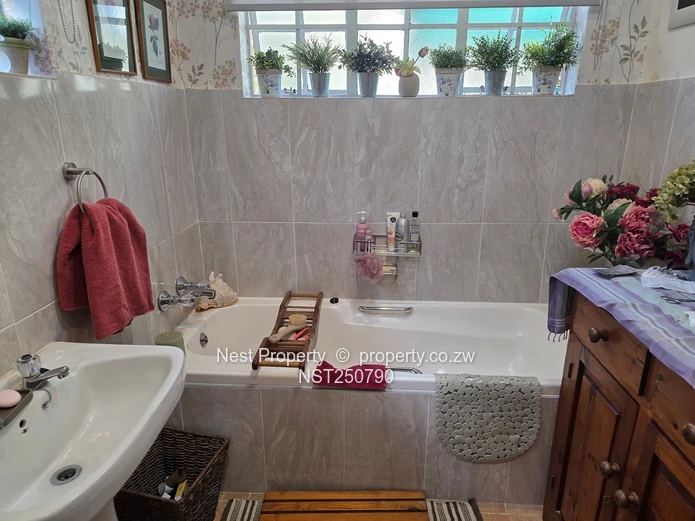 Character family Home in Glen Lorne!